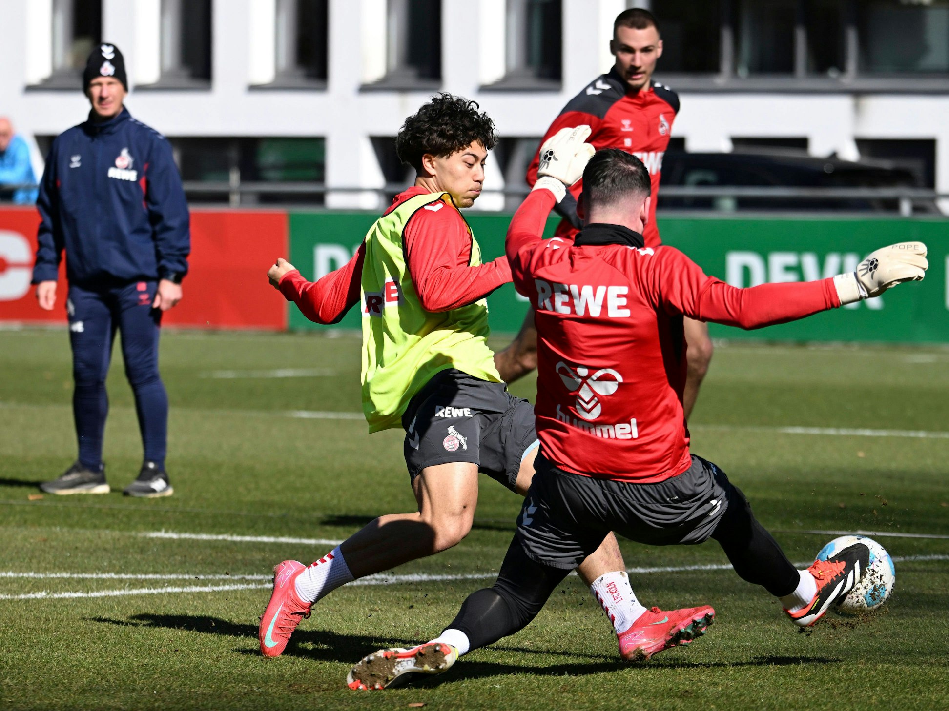Justin von der Hitz gegen Torwart Philipp Pentke, Trainer Gerhard Struber im Hintergrund.