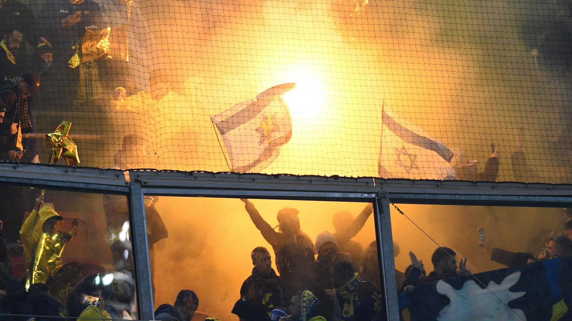 Fans schwenken die israelische Flagge auf der Tribüne.