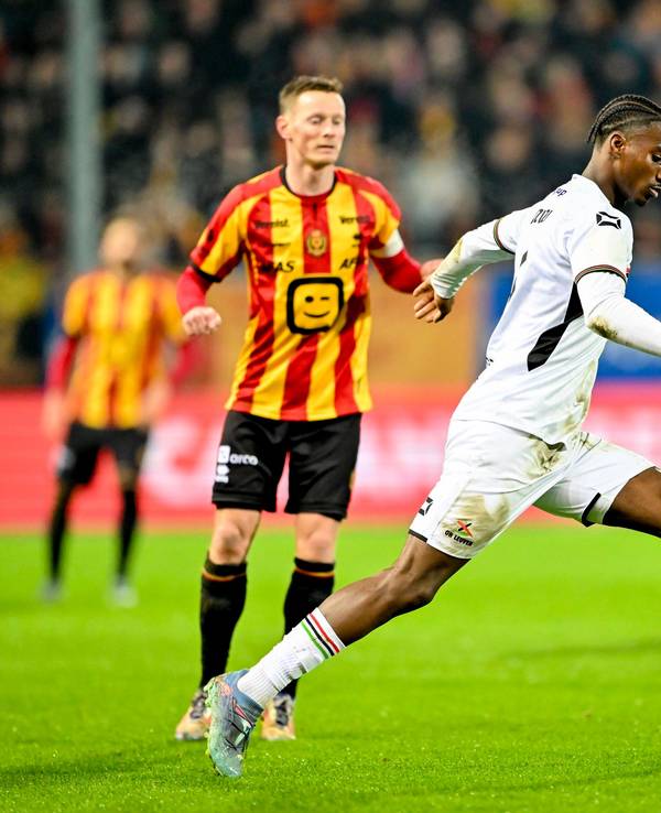 Ezechiel Banzuzi führt den Ball.