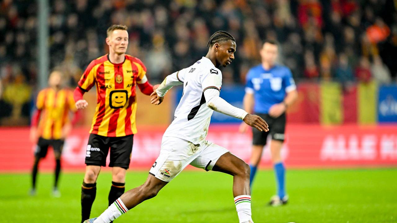 Ezechiel Banzuzi führt den Ball.