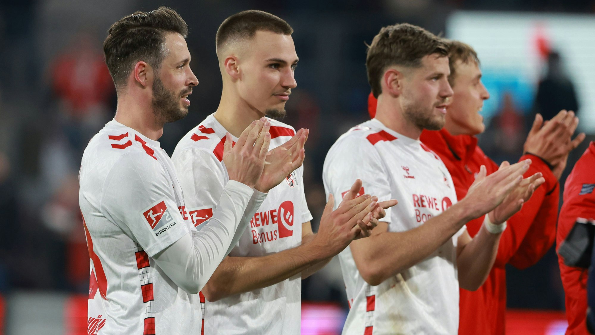 Mark Uth (l.), Tim Lemperle (M.) und Imad Rondic bedanken sich klatschend bei den Fans.