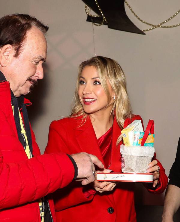 Anna-Carina Woitschack zeigt Vater Wendolin ein Fan-Geschenk.