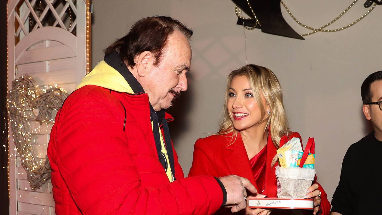 Anna-Carina Woitschack zeigt Vater Wendolin ein Fan-Geschenk.