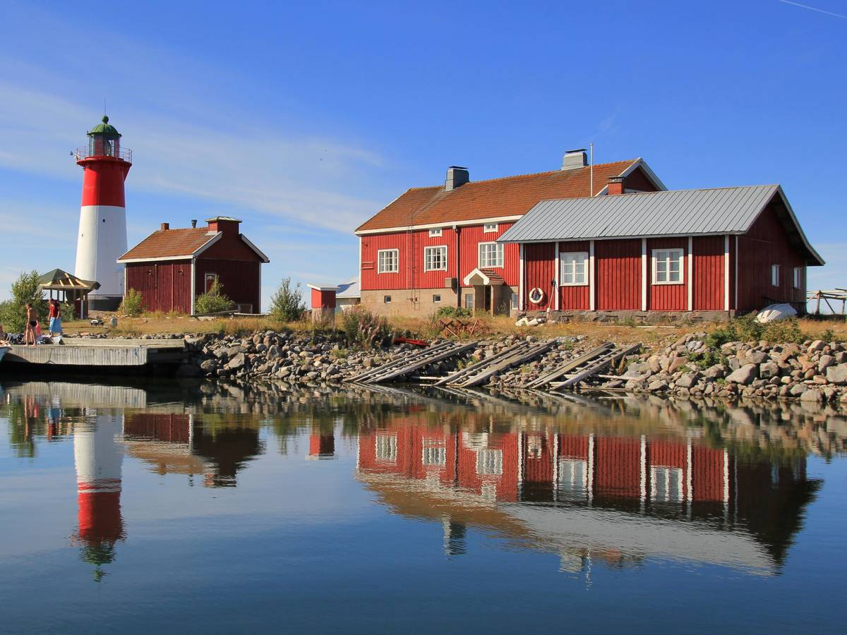 Der Leuchtturm Strömmingsbådan thront auf einer kleinen Felseninsel im Kvarken-Archipel.