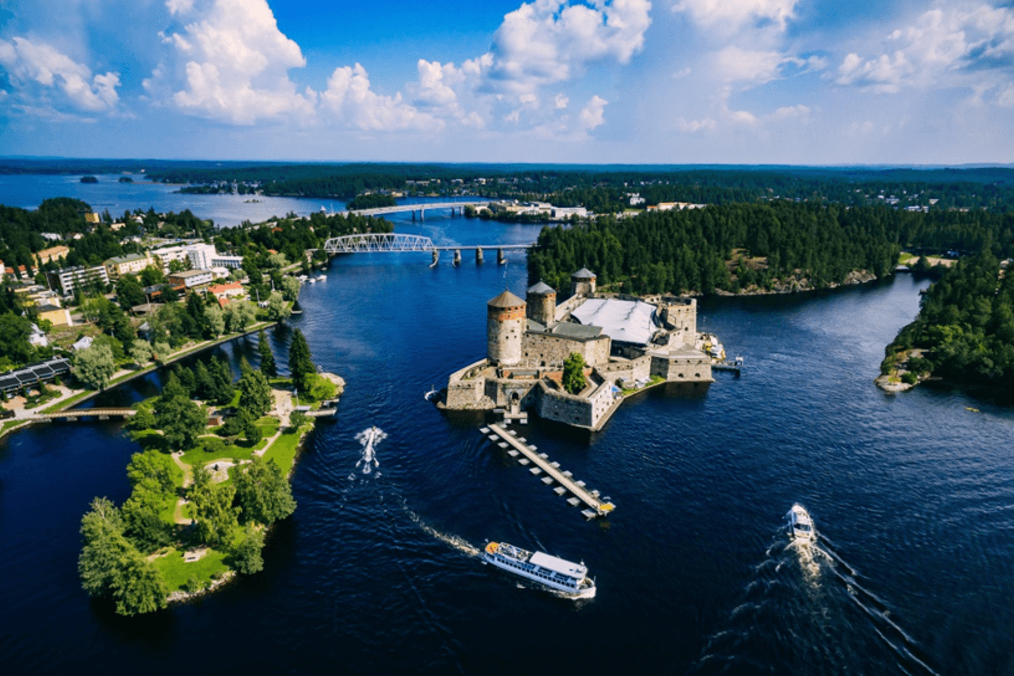 Die mittelalterliche Burg Olavinlinna inmitten des Saimaa-Sees ist die wohl wichtigste Sehenswürdigkeit in Savonlinna.