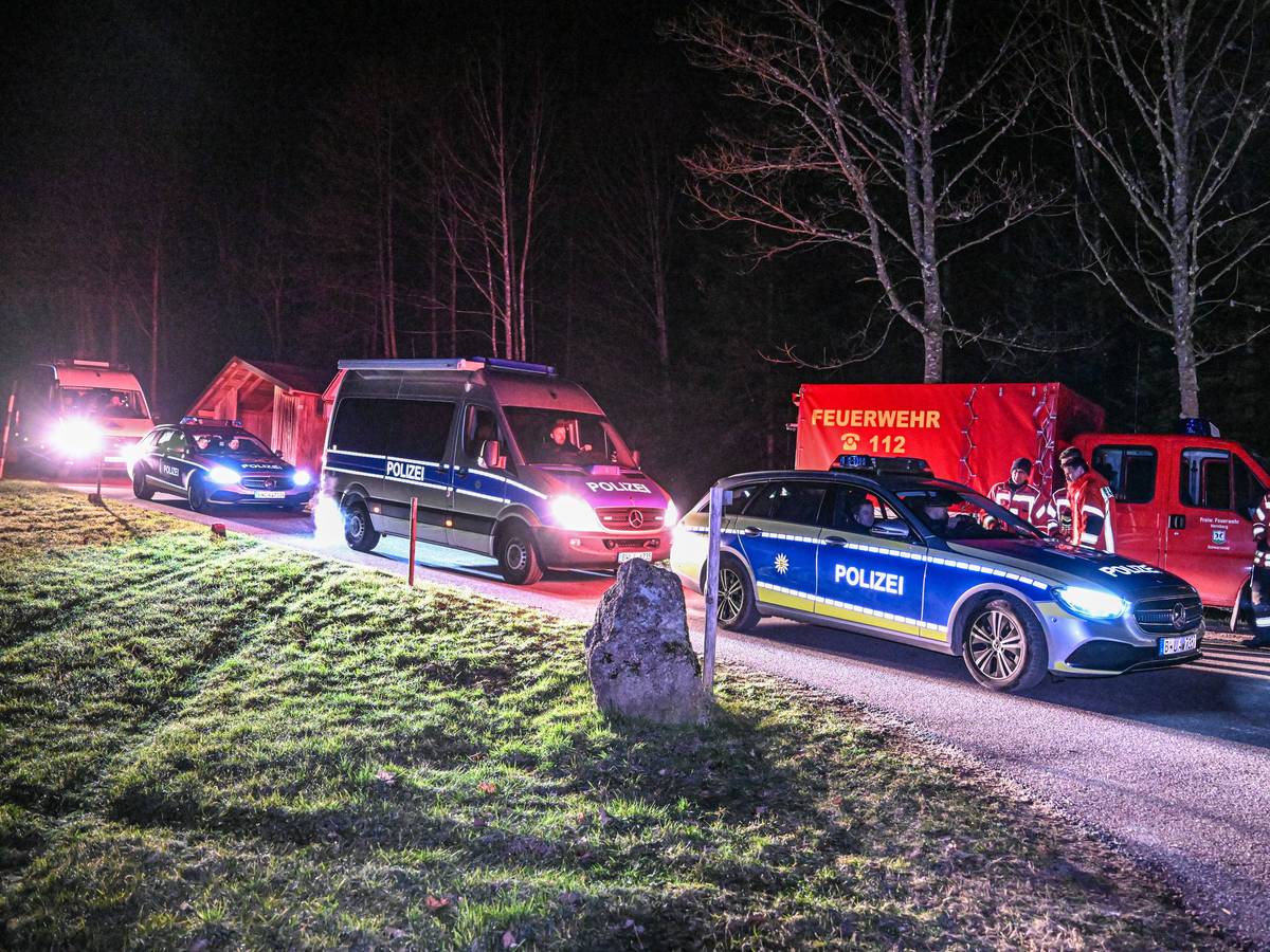 Feuerwehr und Polizei beteiligen sich an einer Suchaktion, nachdem ein zweijähriger Junge vermisst wurde.