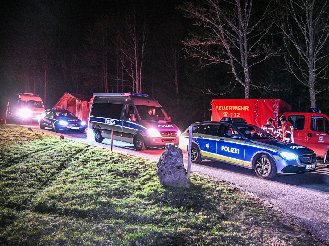 Feuerwehr und Polizei beteiligen sich an einer Suchaktion, nachdem ein zweijähriger Junge vermisst wurde.