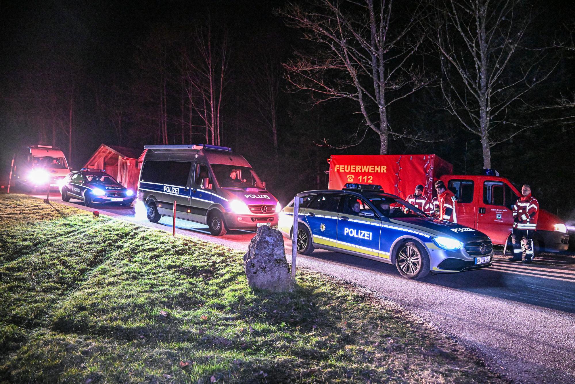 Feuerwehr und Polizei beteiligen sich an einer Suchaktion, nachdem ein zweijähriger Junge vermisst wurde.