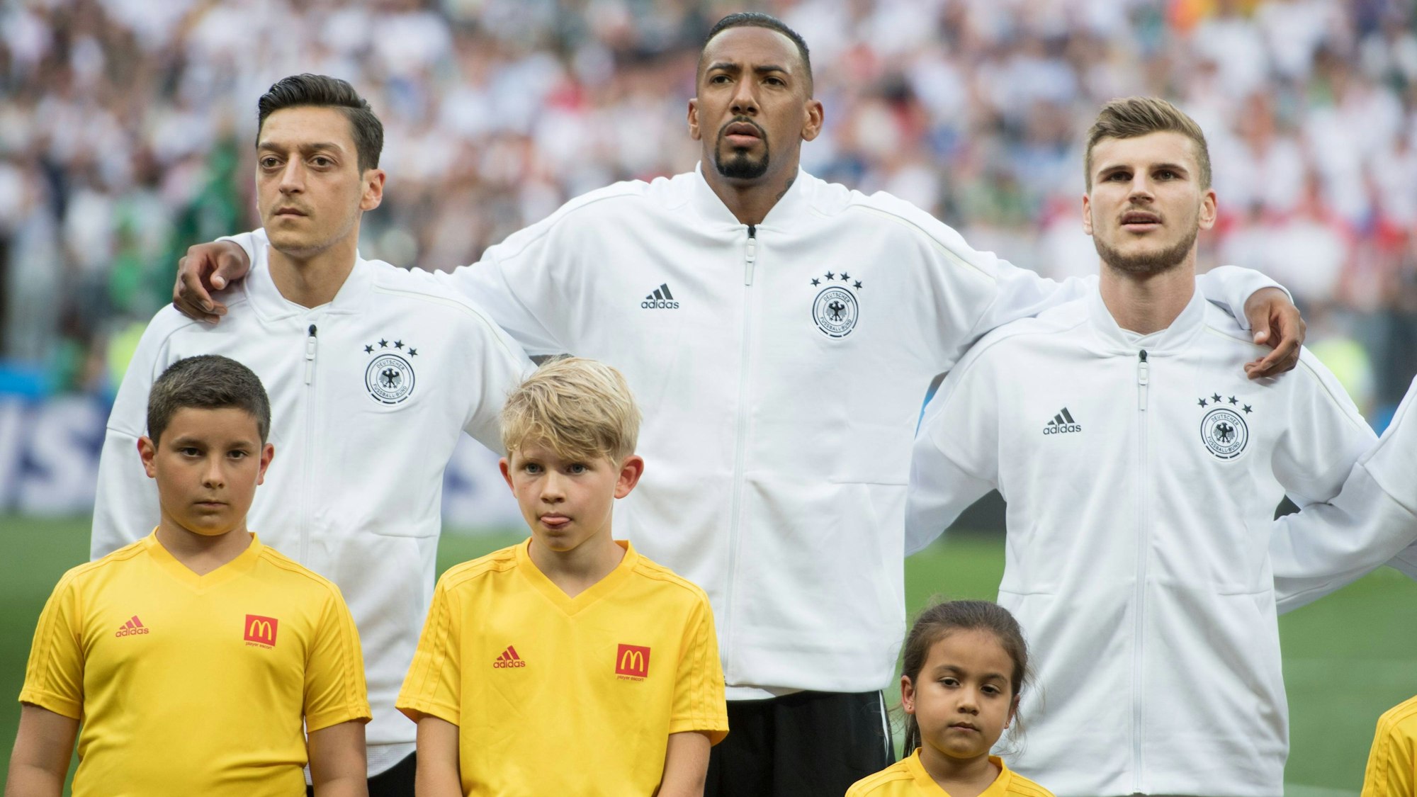 Mesut Özil (l.), Jerome Boateng (M.) und Timo Werner bei der Nationalhymne.
