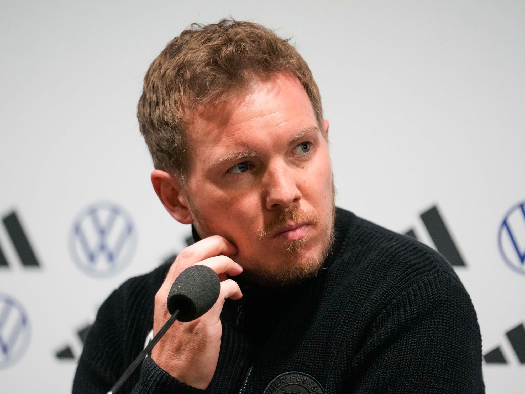 Julian Nagelsmann schaut nachdenklich.