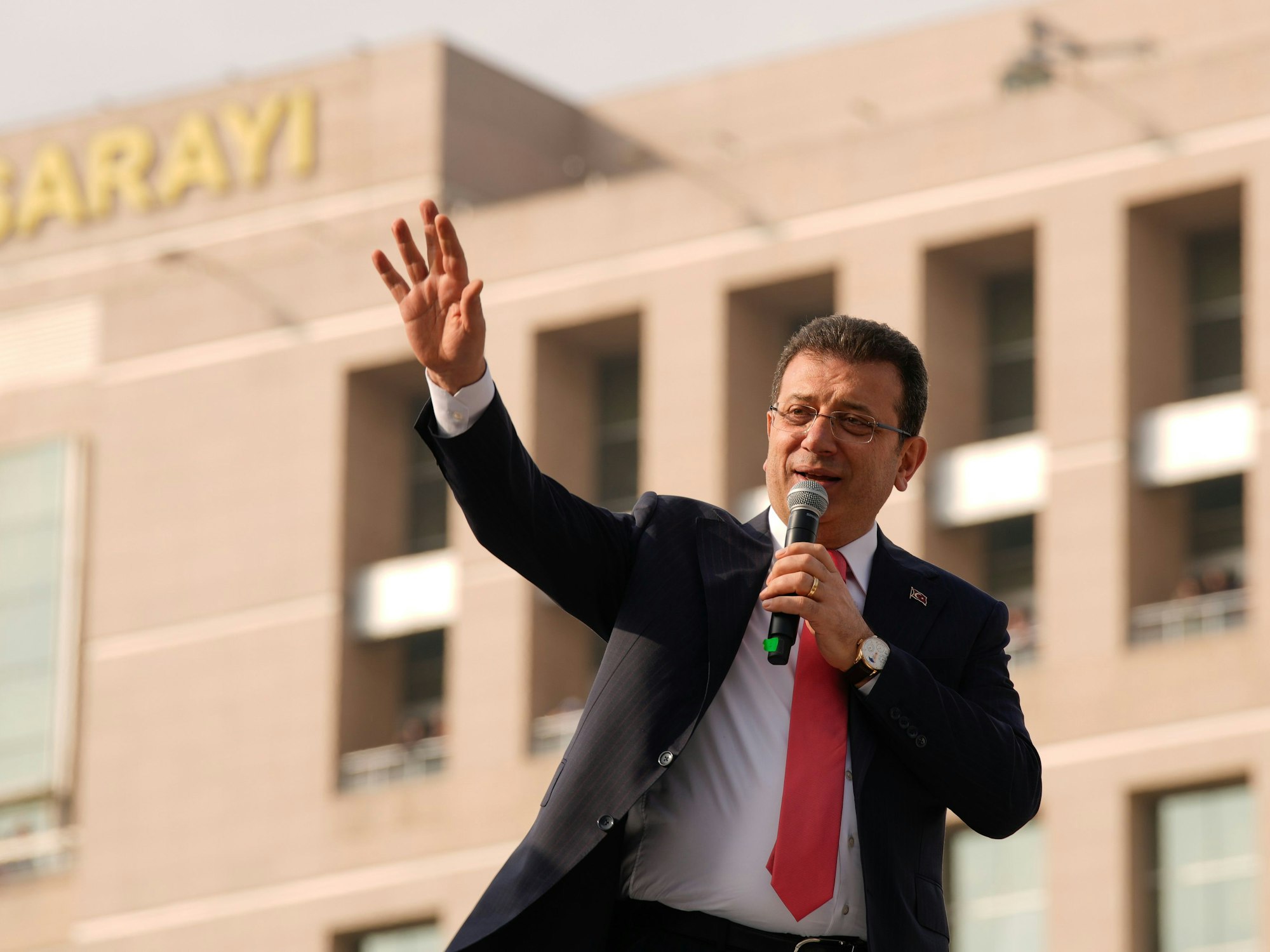 Istanbuls Bürgermeister Ekrem Imamoglu spricht im Januar zu seinen Anhängern vor dem Istanbuler Gerichtsgebäude.