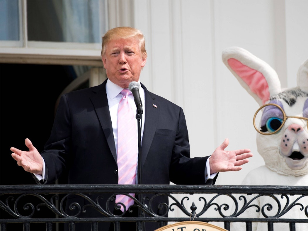 Donald Trump neben einem Osterhasen.