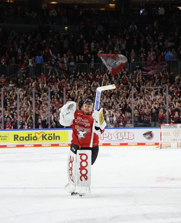 Julius Hudacek jubelt mit den Haie-Fans in der Lanxess-Arena.