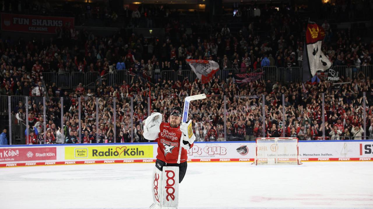 Julius Hudacek jubelt mit den Haie-Fans in der Lanxess-Arena.