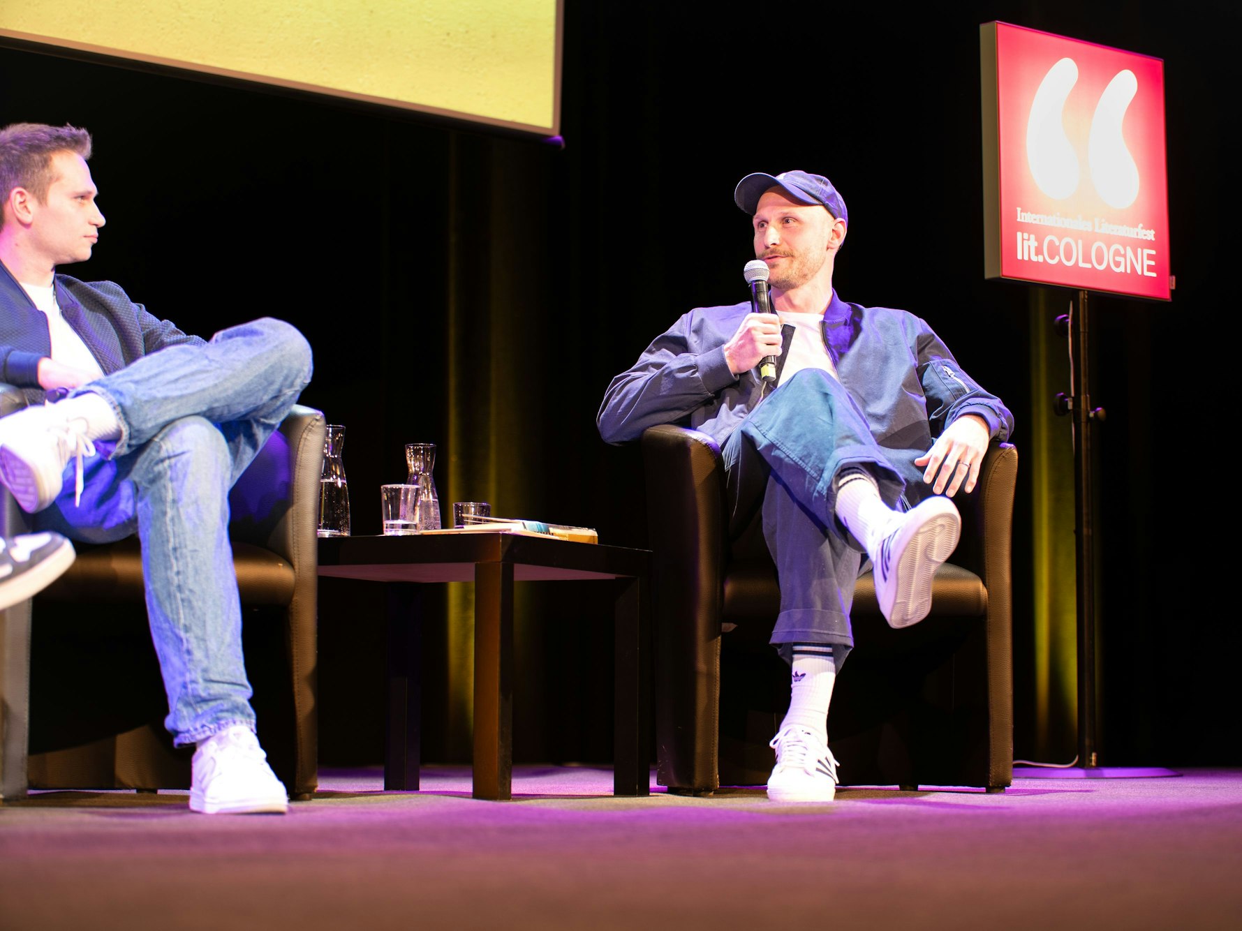 Benedikt Höwedes spricht beim Podcast von Jonas Hector und Fabian Köster.