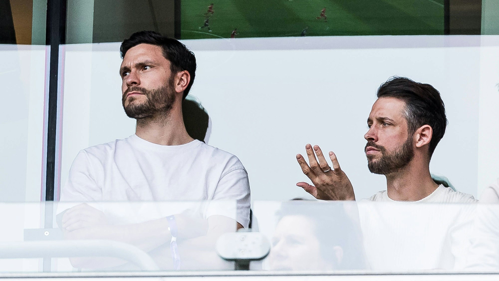Jonas Hector neben Mark Uth bei einem Spiel des 1. FC Köln im Rhein-Energie-Stadion.