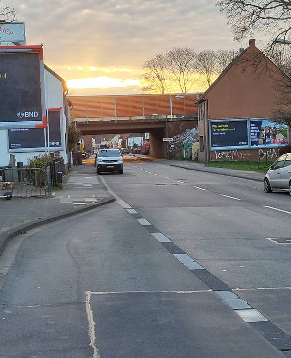 „Wir suchen Terroristen (m/w/d) Finde sie mit uns“ – diese BND-Plakate hängen unter anderem in Köln-Urbach.