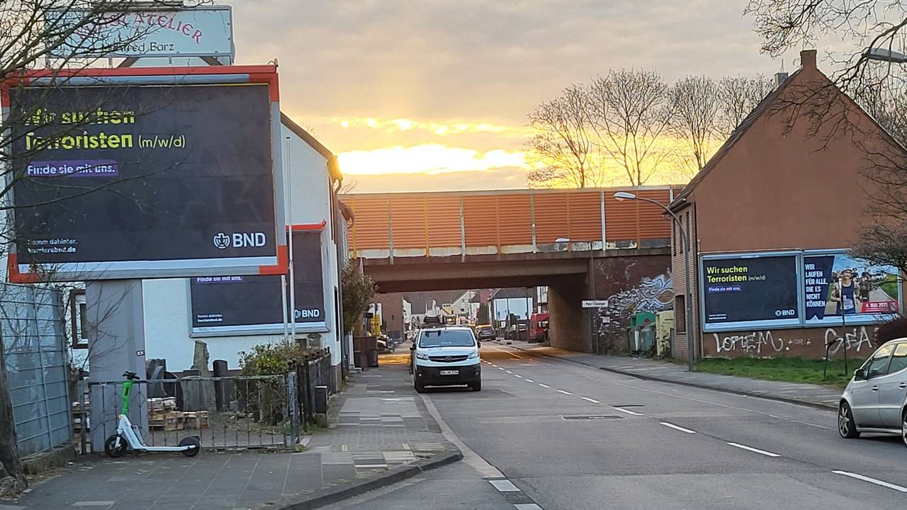 „Wir suchen Terroristen (m/w/d) Finde sie mit uns“ – diese BND-Plakate hängen unter anderem in Köln-Urbach.