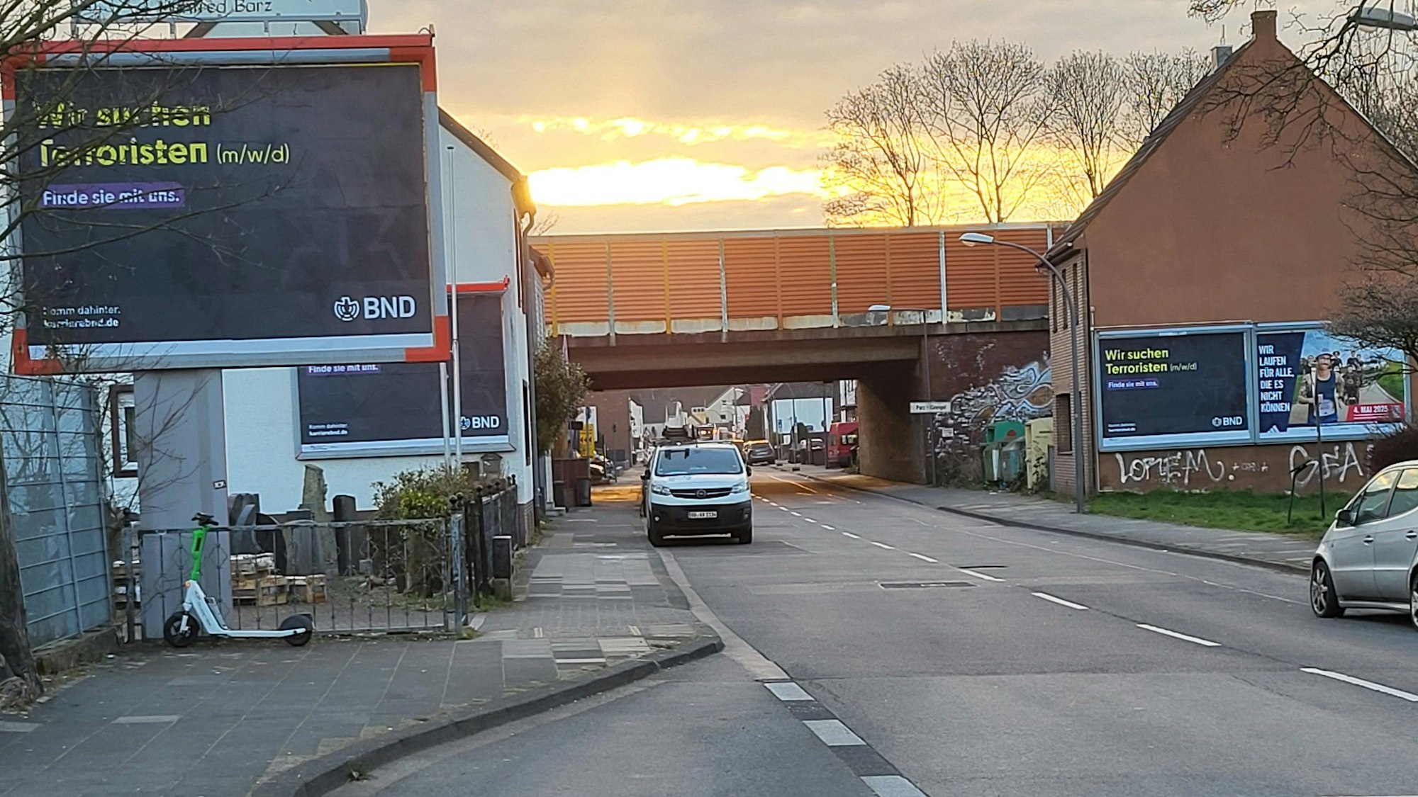 „Wir suchen Terroristen (m/w/d) Finde sie mit uns“ – diese BND-Plakate hängen unter anderem in Köln-Urbach.