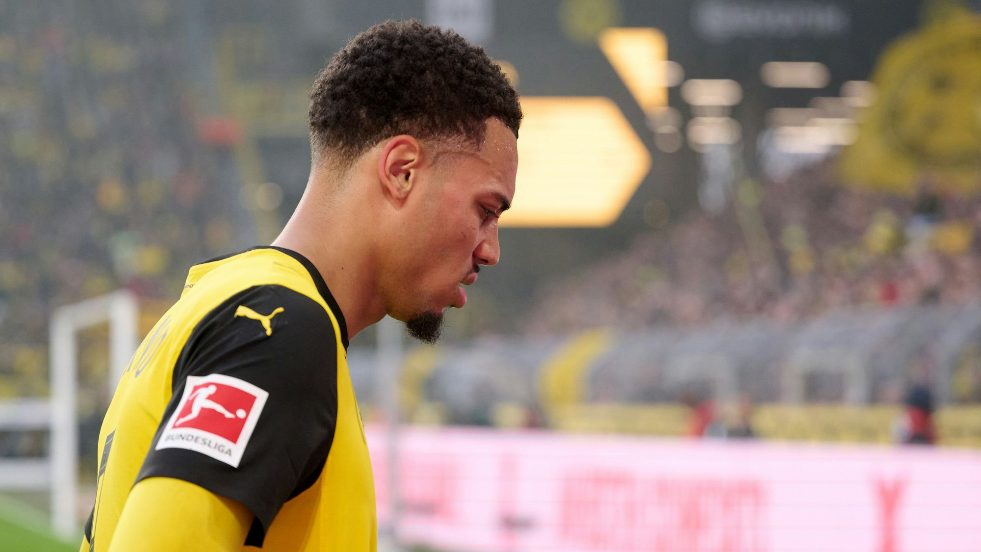 Felix Nmecha geht im Spiel von Borussia Dortmund vom Platz. Er fehlt dem BVB seit seiner gegen Werder Bremen erlittenen Verletzung.