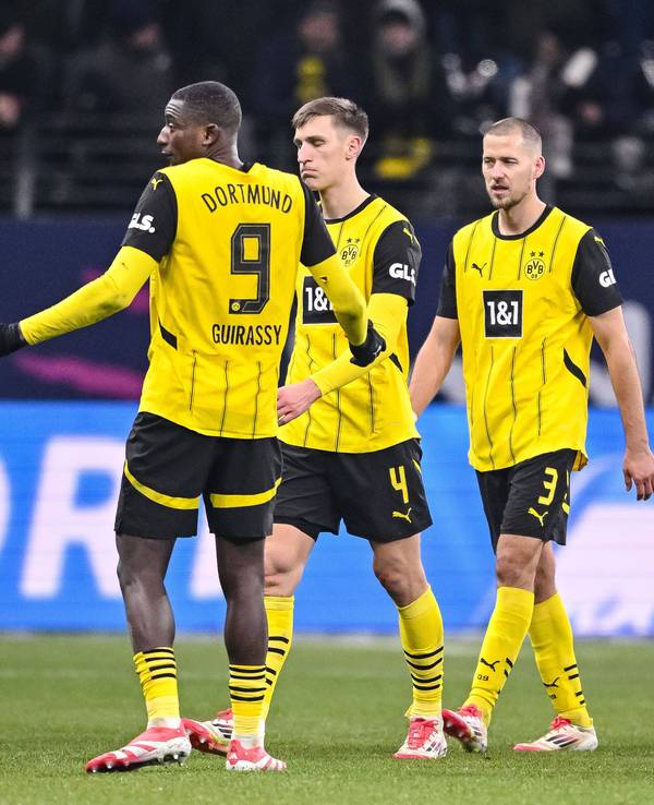 Felix Nmecha (2.v.l.) und mehrere Teamkollegen von Borussia Dortmund gehen vom Feld.