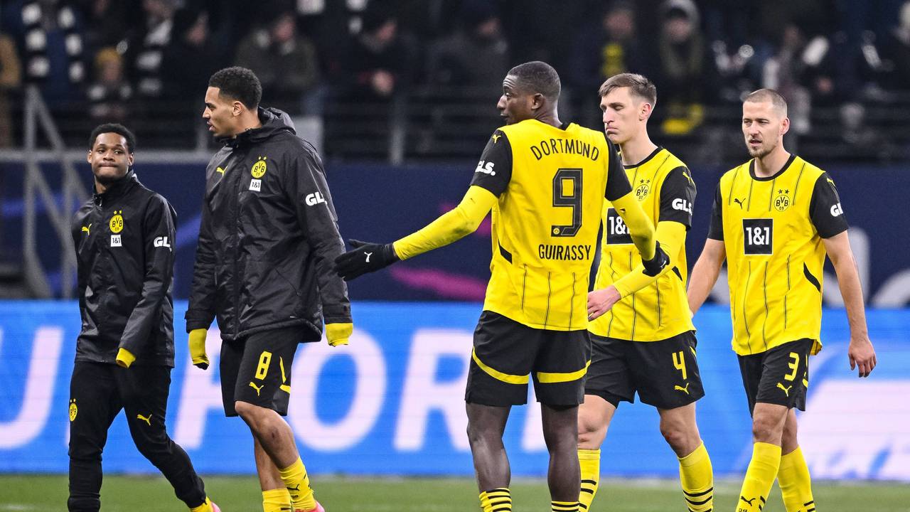 Felix Nmecha (2.v.l.) und mehrere Teamkollegen von Borussia Dortmund gehen vom Feld.