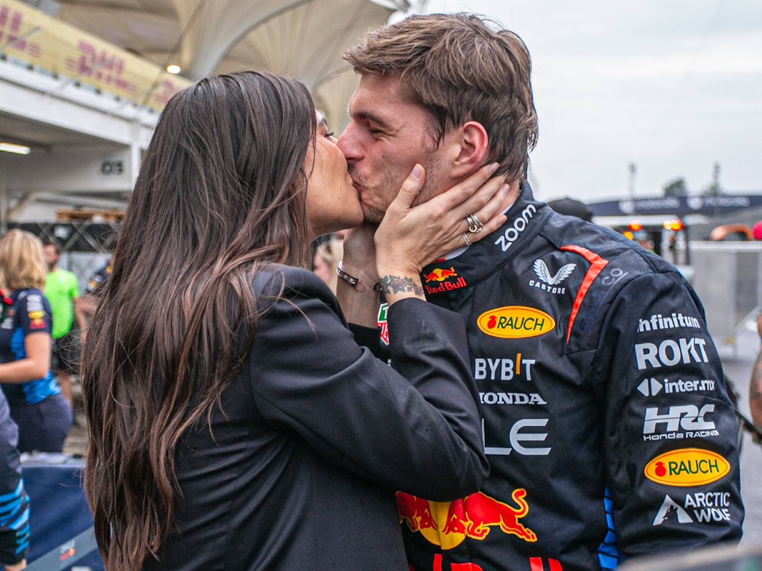 Kelly Piquet küsst Max Verstappen nach einem Rennen in der Formel 1.