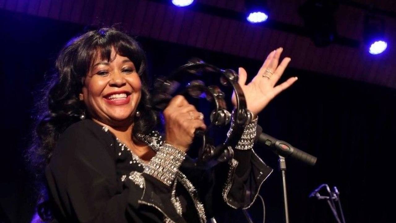Die Sängerin Deborah Woodson auf der Bühne.