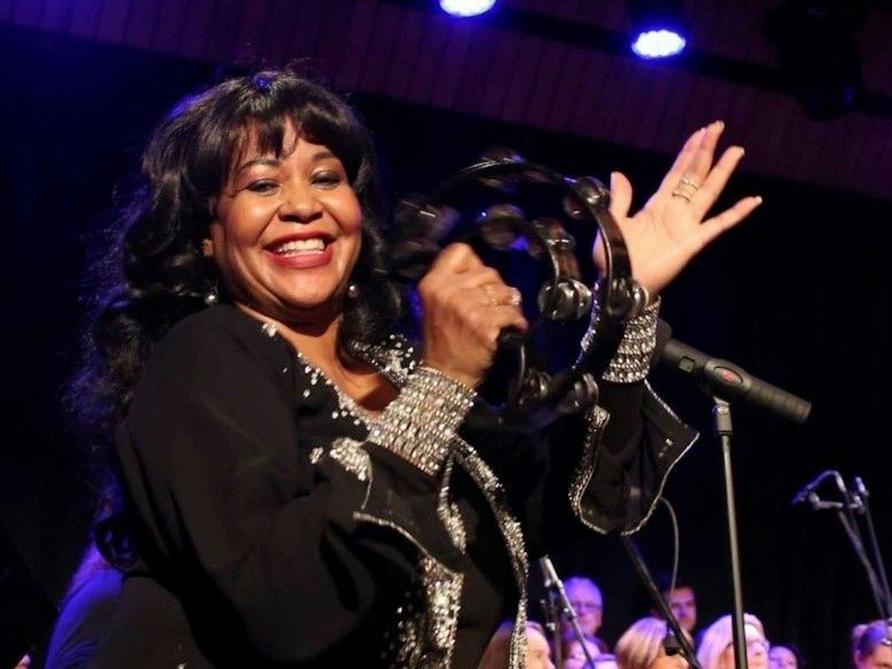 Die Sängerin Deborah Woodson auf der Bühne.