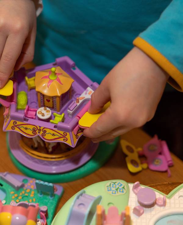 Kinderhände greifen nach einem Modell der Spielzeugserie Polly Pocket, die seit 1989 hergestellt wird.