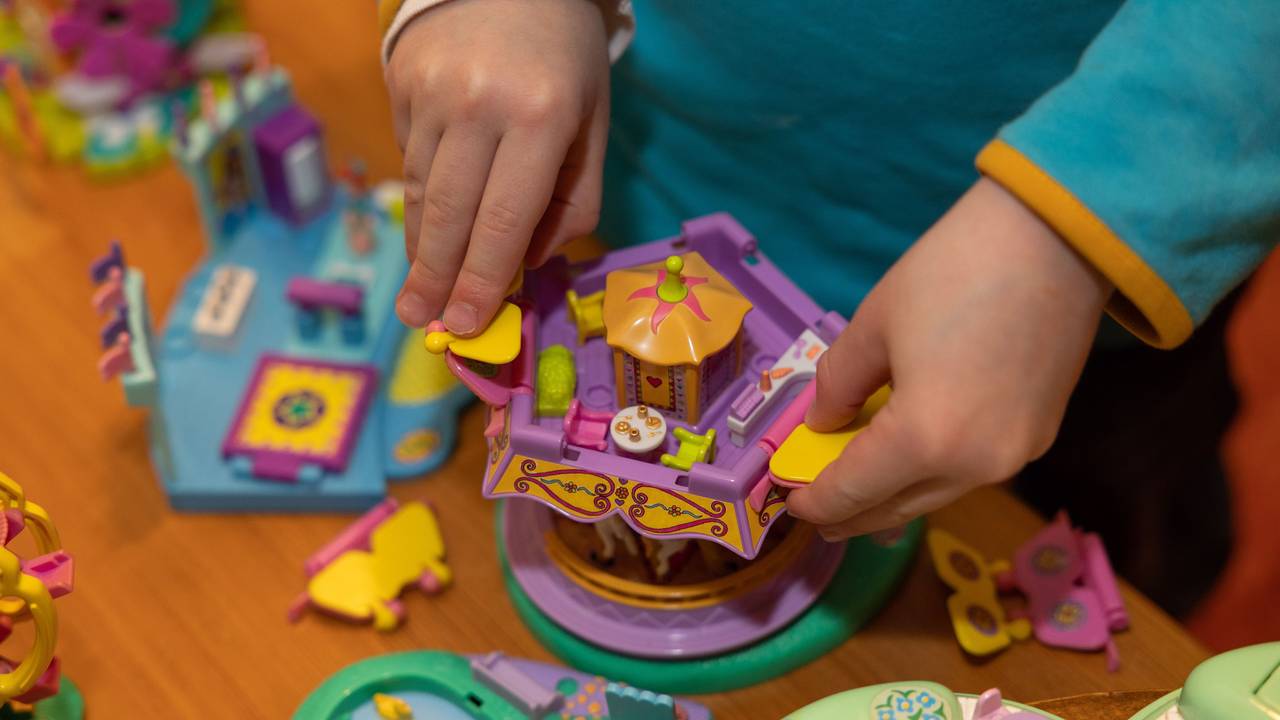 Kinderhände greifen nach einem Modell der Spielzeugserie Polly Pocket, die seit 1989 hergestellt wird.