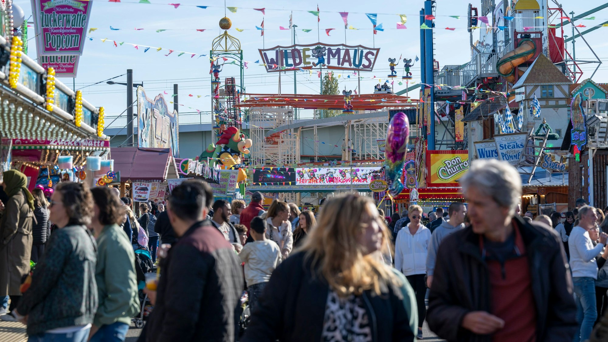 Das Foto vom 26. Oktober 2024 zeigt Besucher und Besucherinnen der Herbstkirmes in Köln-Deutz. Auch die Osterkirmes soll wie gewohnt stattfinden.