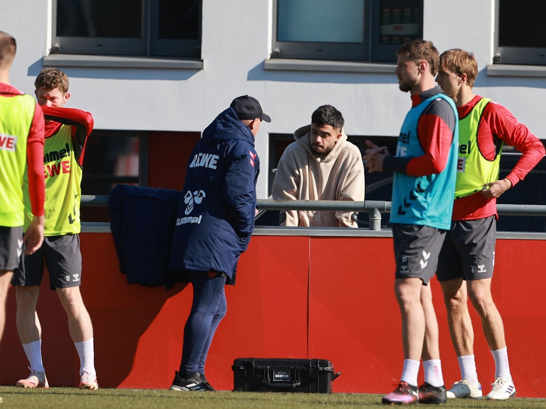 Jusuf Gazibegovic, hier noch als Trainingsgast auf Krücken, arbeitet auf sein Comeback beim 1. FC Köln hin.