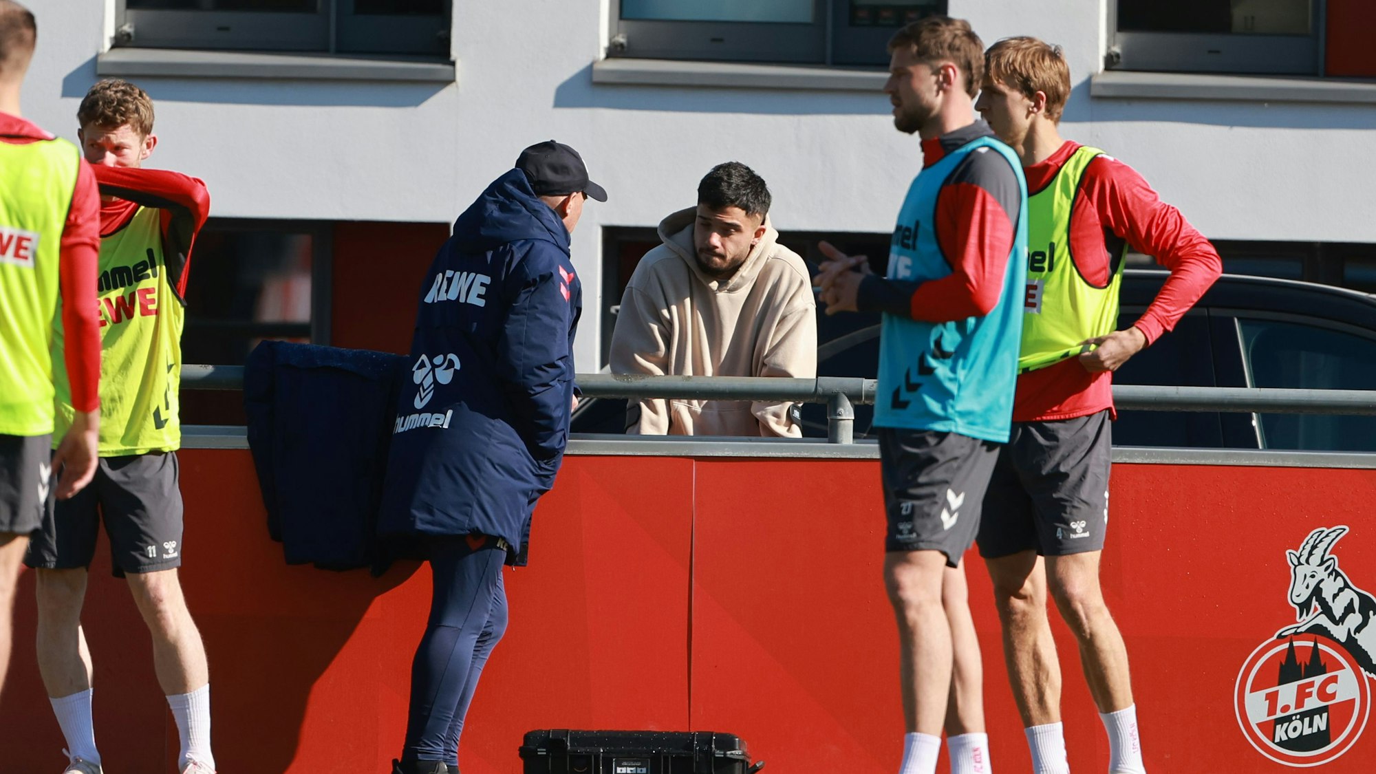 Jusuf Gazibegovic, hier noch als Trainingsgast auf Krücken, arbeitet auf sein Comeback beim 1. FC Köln hin.
