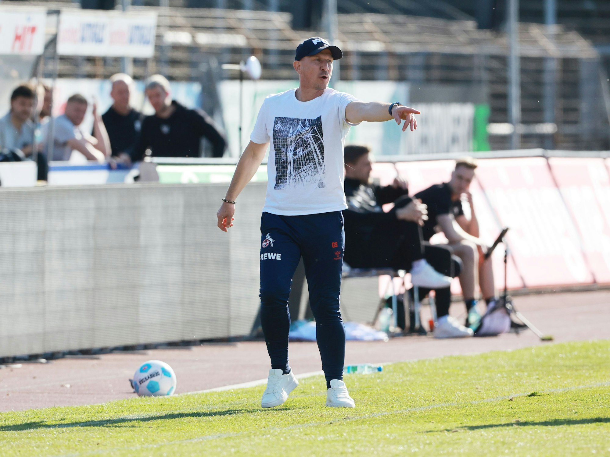 Gerhard Struber während des Testspiels des 1. FC Köln gegen den SC Verl.