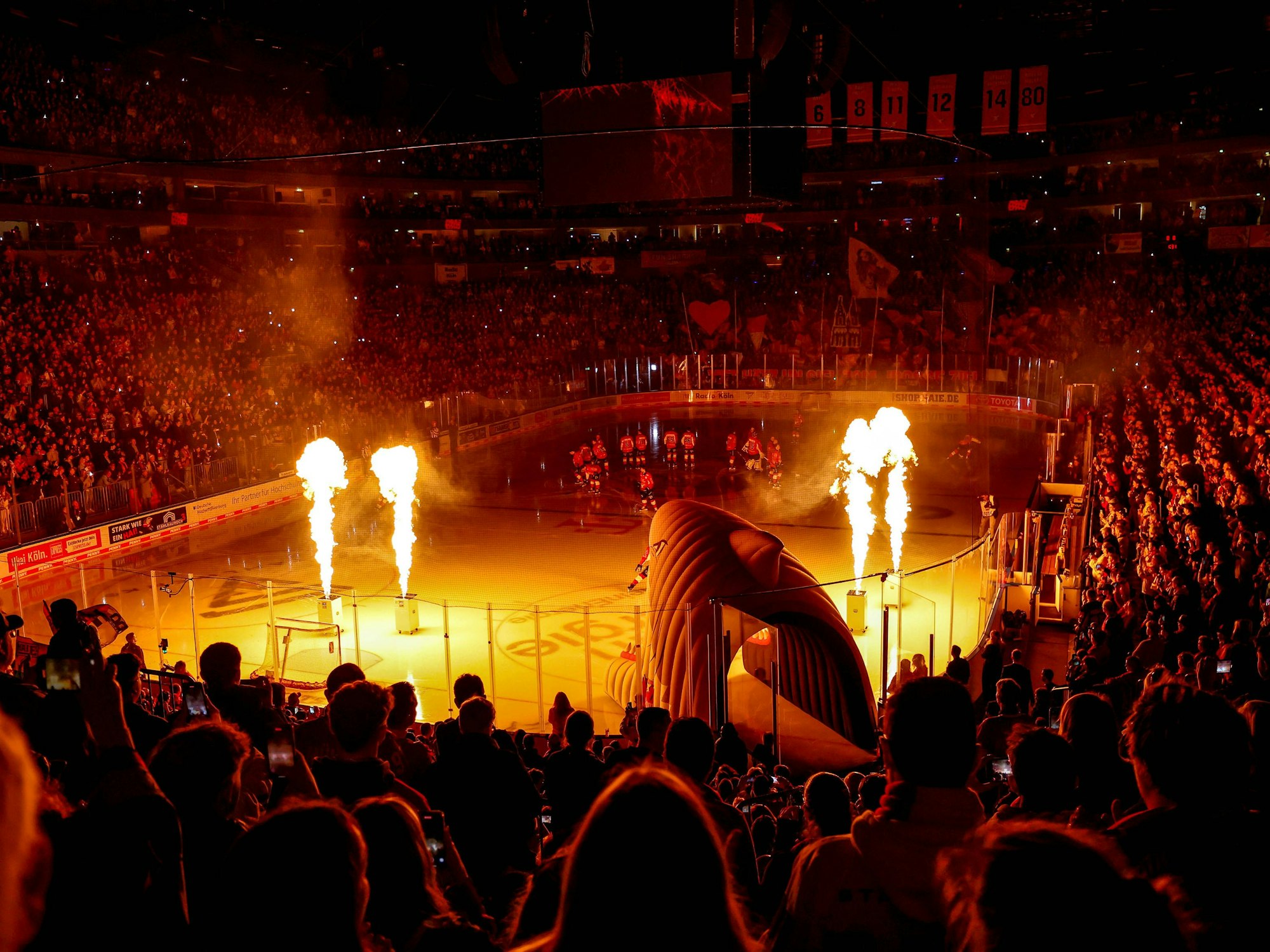 Blick in die volle Lanxess-Arena beim Eishockey.