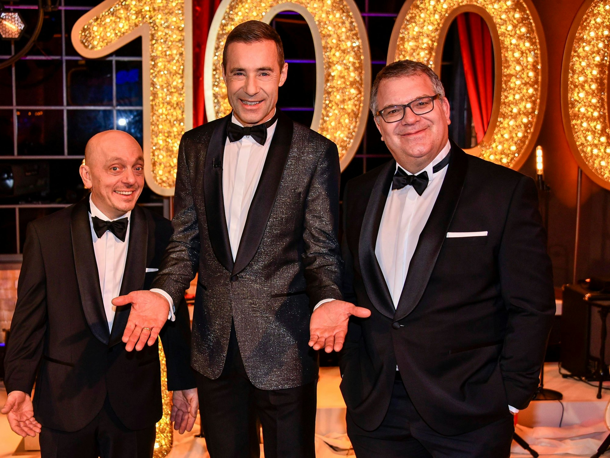 Elton posiert mit Bernhard Hoecker und Kai Pflaume.