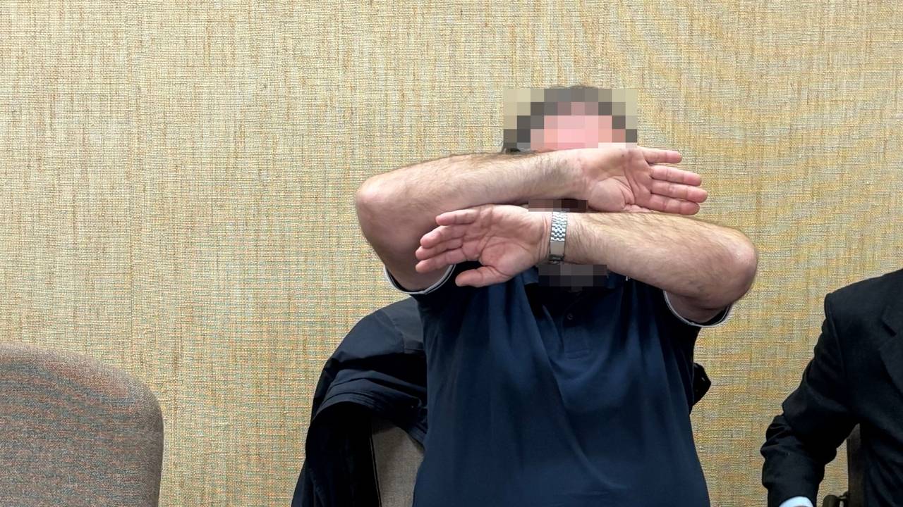 Der Angeklagte beim Prozessauftakt um Körperverletzung mit Todesfolge im Kölner Landgericht