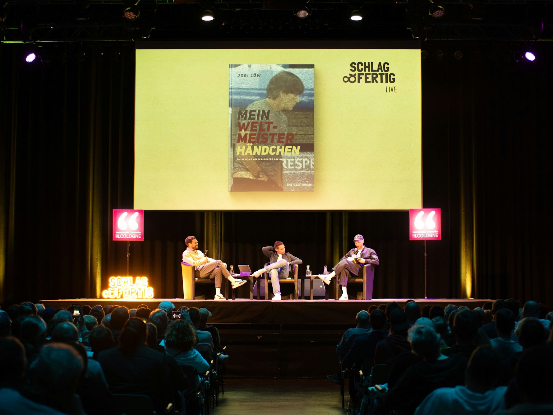 Blick in den Saal bei der Podcast-Produktion.