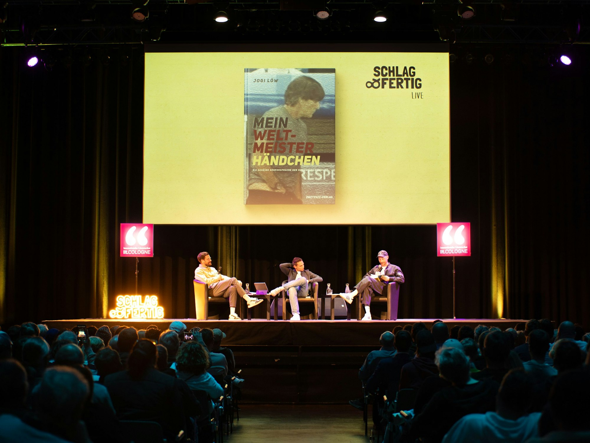 Blick in den Saal bei der Podcast-Produktion.