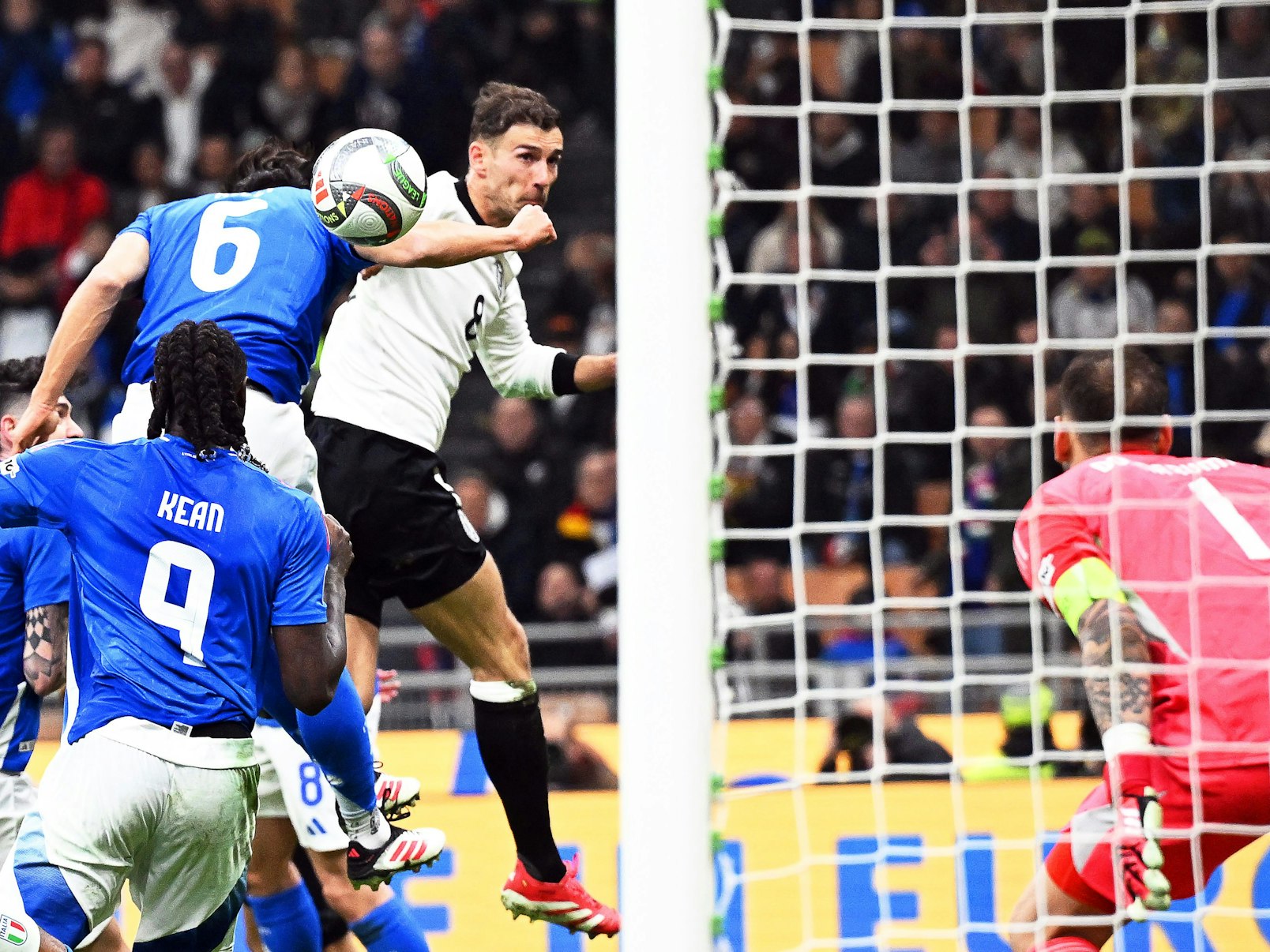 Leon Goretzka köpft ins Tor der Italiener.