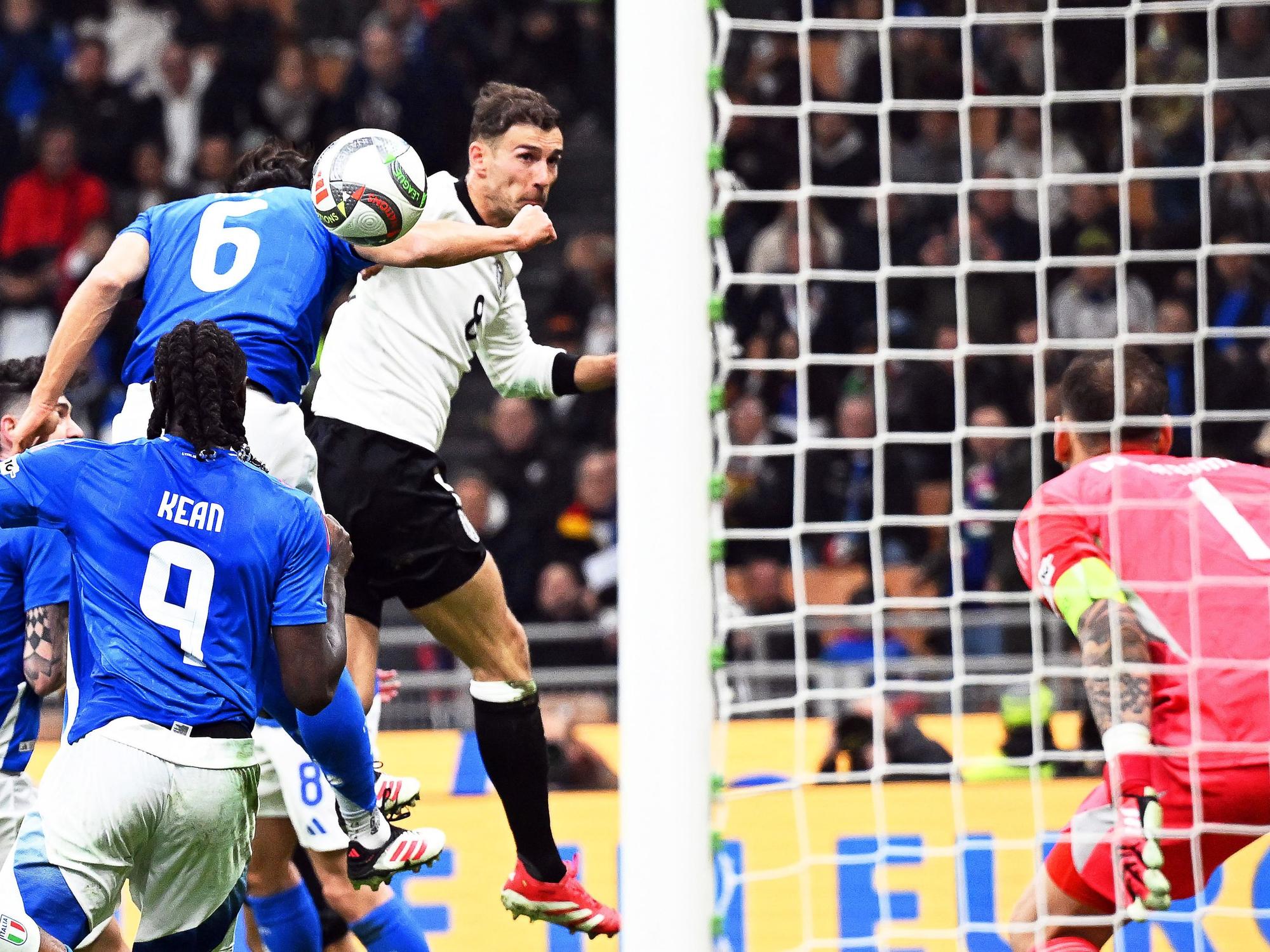 Leon Goretzka köpft ins Tor der Italiener.