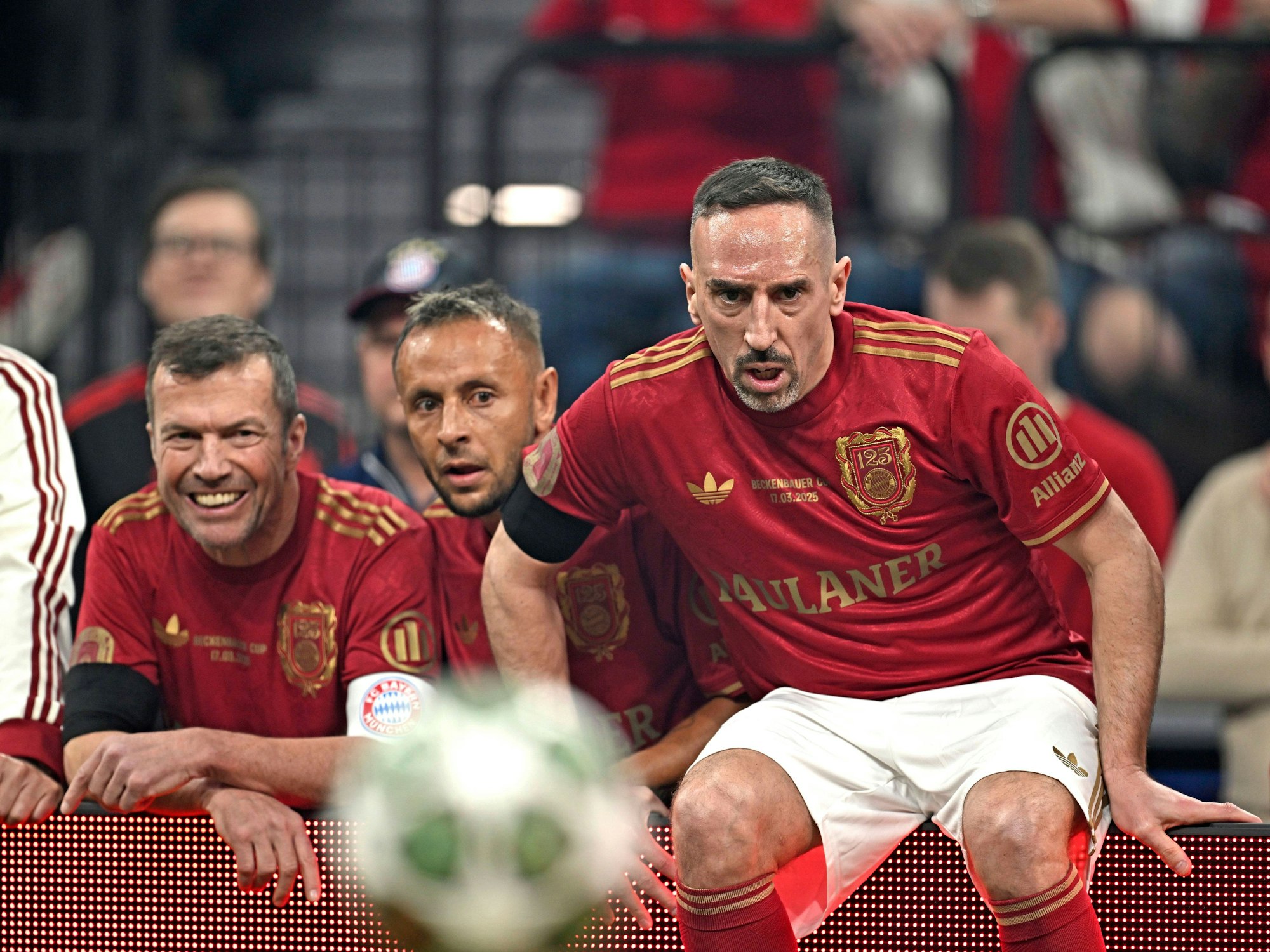 Franck Ribery springt über die Bande, Rafinha und Lothar Matthäus schauen zu.