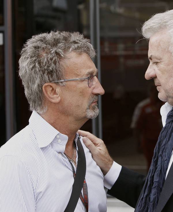 Eddie Jordan und Willi Weber unterhalten sich.