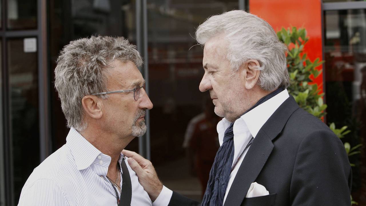 Eddie Jordan und Willi Weber unterhalten sich.