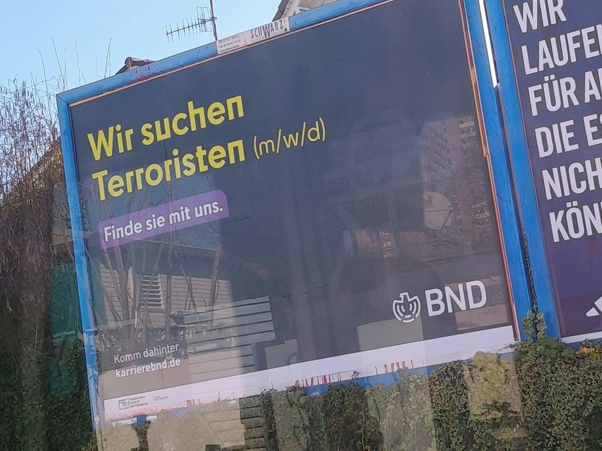 „Wir suchen Terroristen (m/w/d) Finde sie mit uns“ – dieses BND-Plakat hat EXPRESS.de-Leserin Nathalie Hübener neben der Abu Bakr Moschee im Höningerweg in Köln entdeckt.