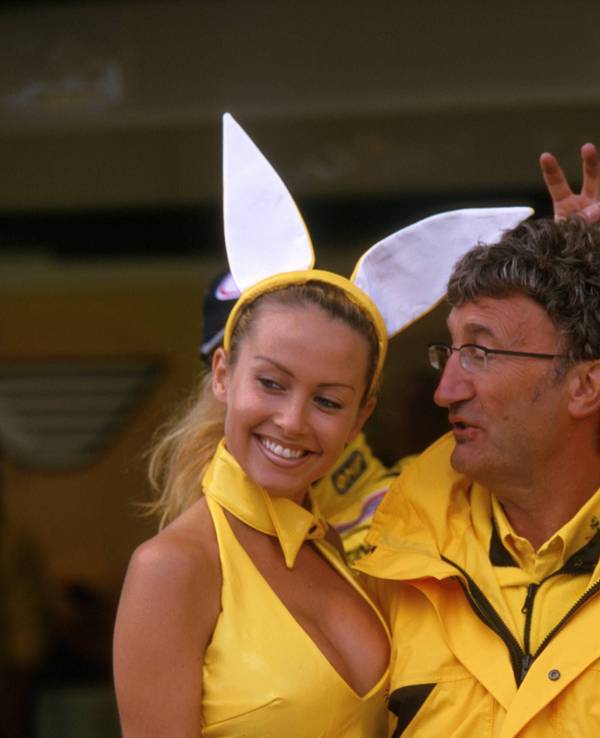 Eddie Jordan mit zwei Models mit Hasenohren.
