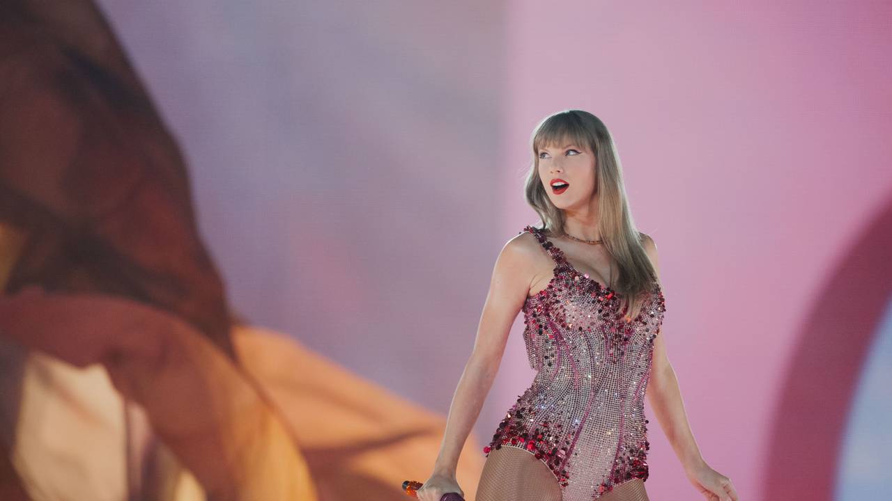 Sängerin Taylor Swift steht in der Veltins-Arena auf der Bühne.