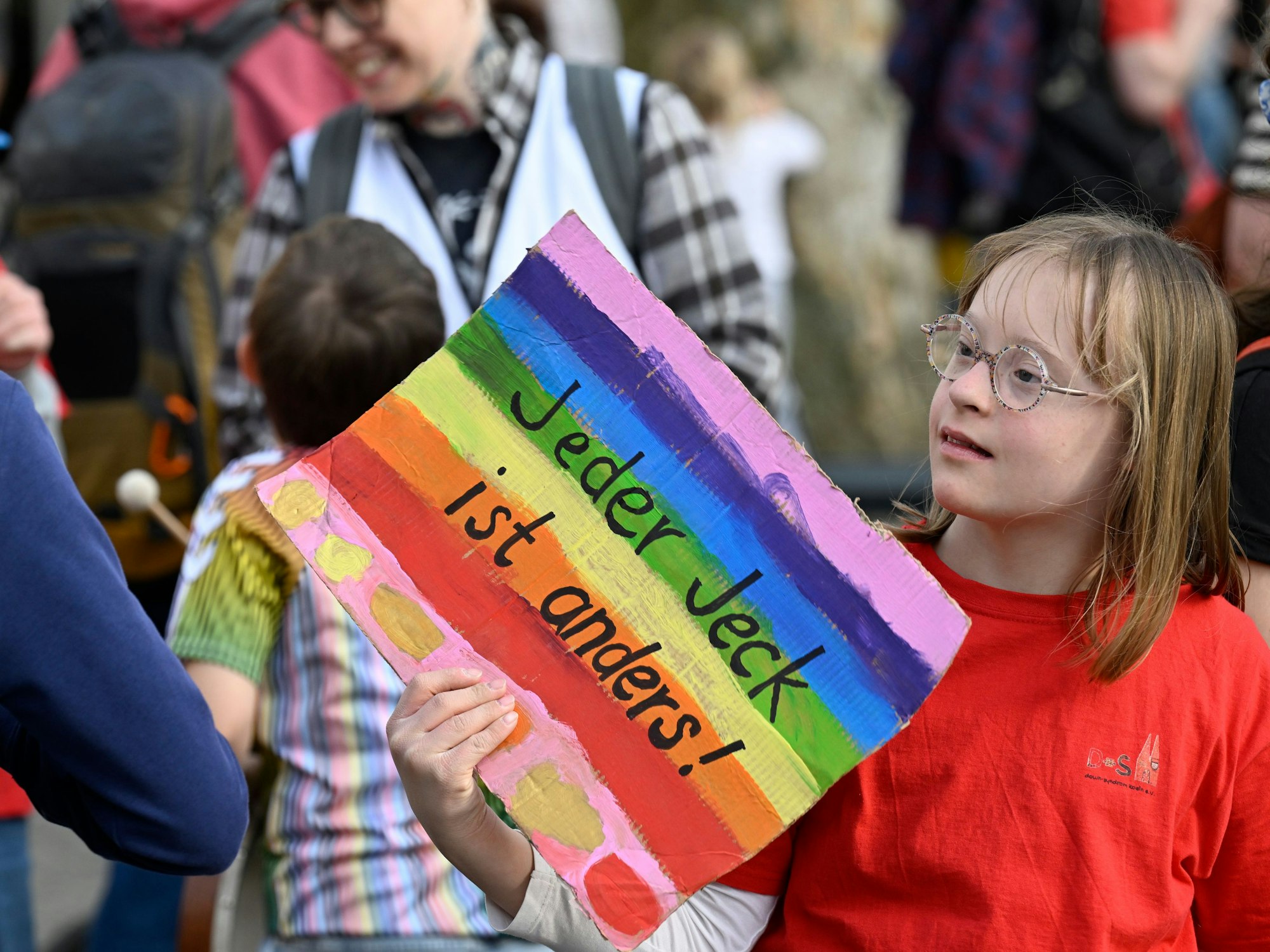 Ein Mädchen hält bei einer Demo ein Plakat.