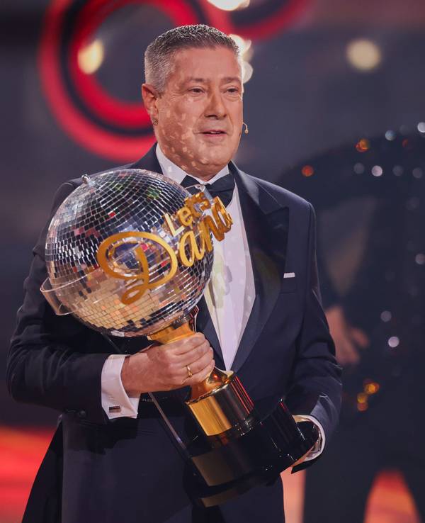 Joachim Llambi, Jurymitglied, präsentiert den Pokal in der RTL-Tanzshow «Let's Dance» im Coloneum.